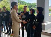 Sekretaris Daerah (Sekda) Kabupaten Pinrang, Andi Tjalo Kerrang, secara resmi melepas atlet Persatuan Tinju Amatir Indonesia (Pertina) Pinrang - angindai.com