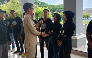 Sekretaris Daerah (Sekda) Kabupaten Pinrang, Andi Tjalo Kerrang, secara resmi melepas atlet Persatuan Tinju Amatir Indonesia (Pertina) Pinrang - angindai.com