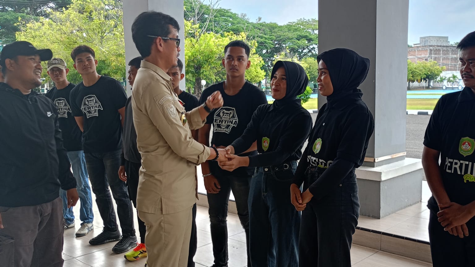 Sekretaris Daerah (Sekda) Kabupaten Pinrang, Andi Tjalo Kerrang, secara resmi melepas atlet Persatuan Tinju Amatir Indonesia (Pertina) Pinrang - angindai.com