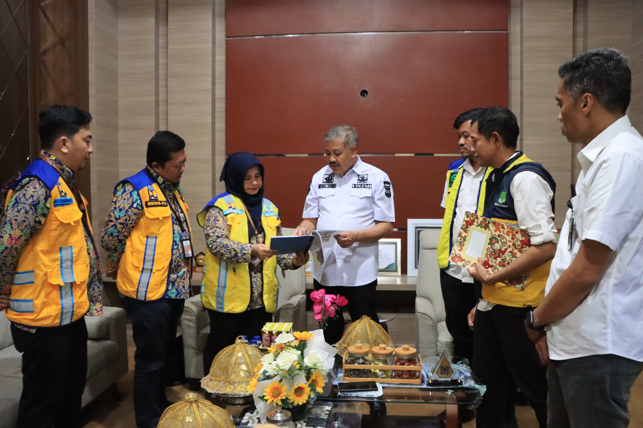 Bupati Pinrang, Andi Irwan Hamid, bertemu dengan perwakilan Direktorat Jenderal Sumber Daya Air (Ditjen SDA) dan Balai Besar Wilayah Sungai (BBWS) Pompengan Jeneberang untuk membahas penanganan kerusakan kritis pada Bendungan Benteng dan jaringan irigasi lahan oplah di Kabupaten Pinrang