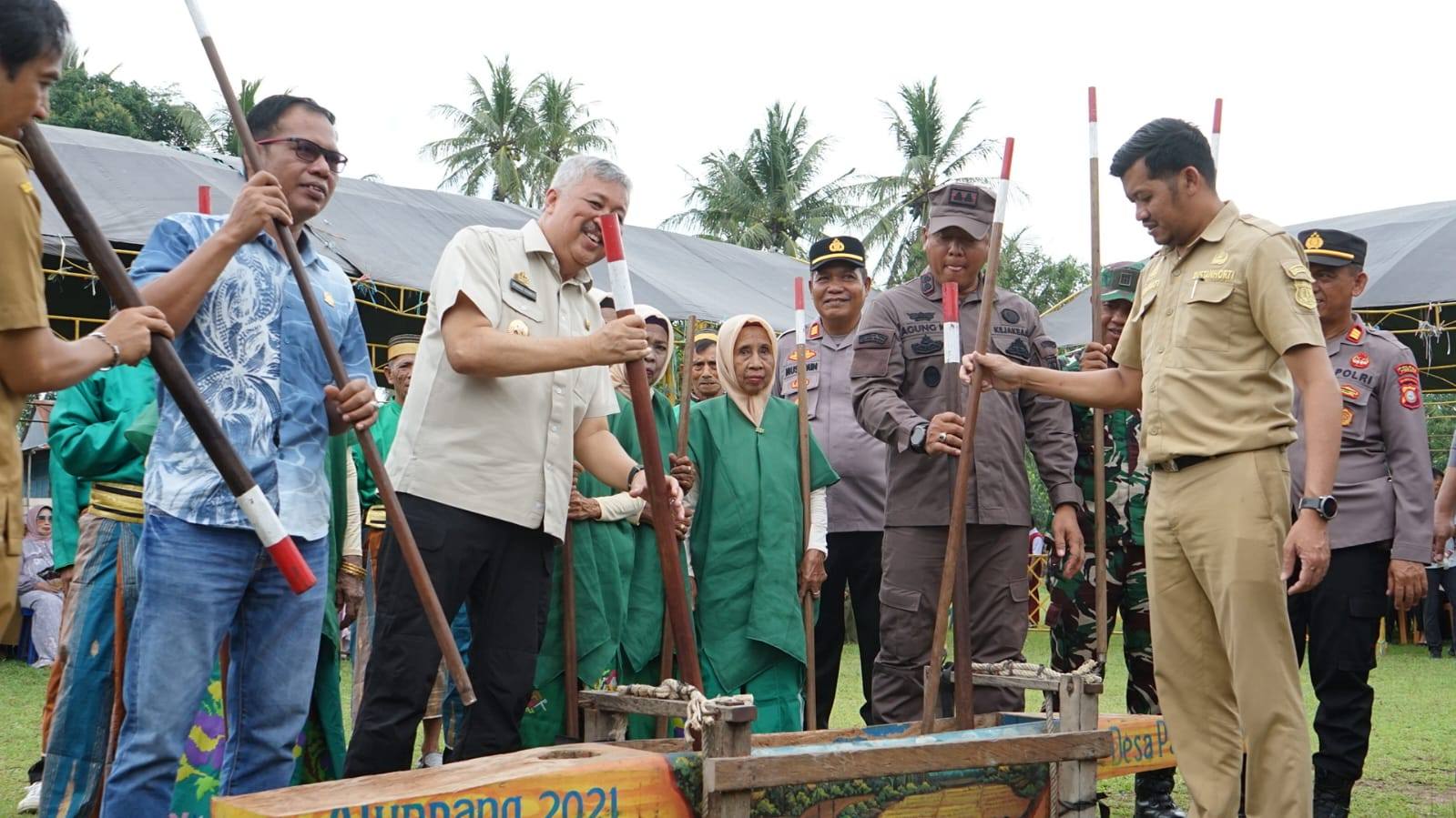 Tembus 8,6 Ton/Ha, Bupati Pinrang Pimpin Pesta Panen Raya dan Syukuran Bersama Petani Pekkabata