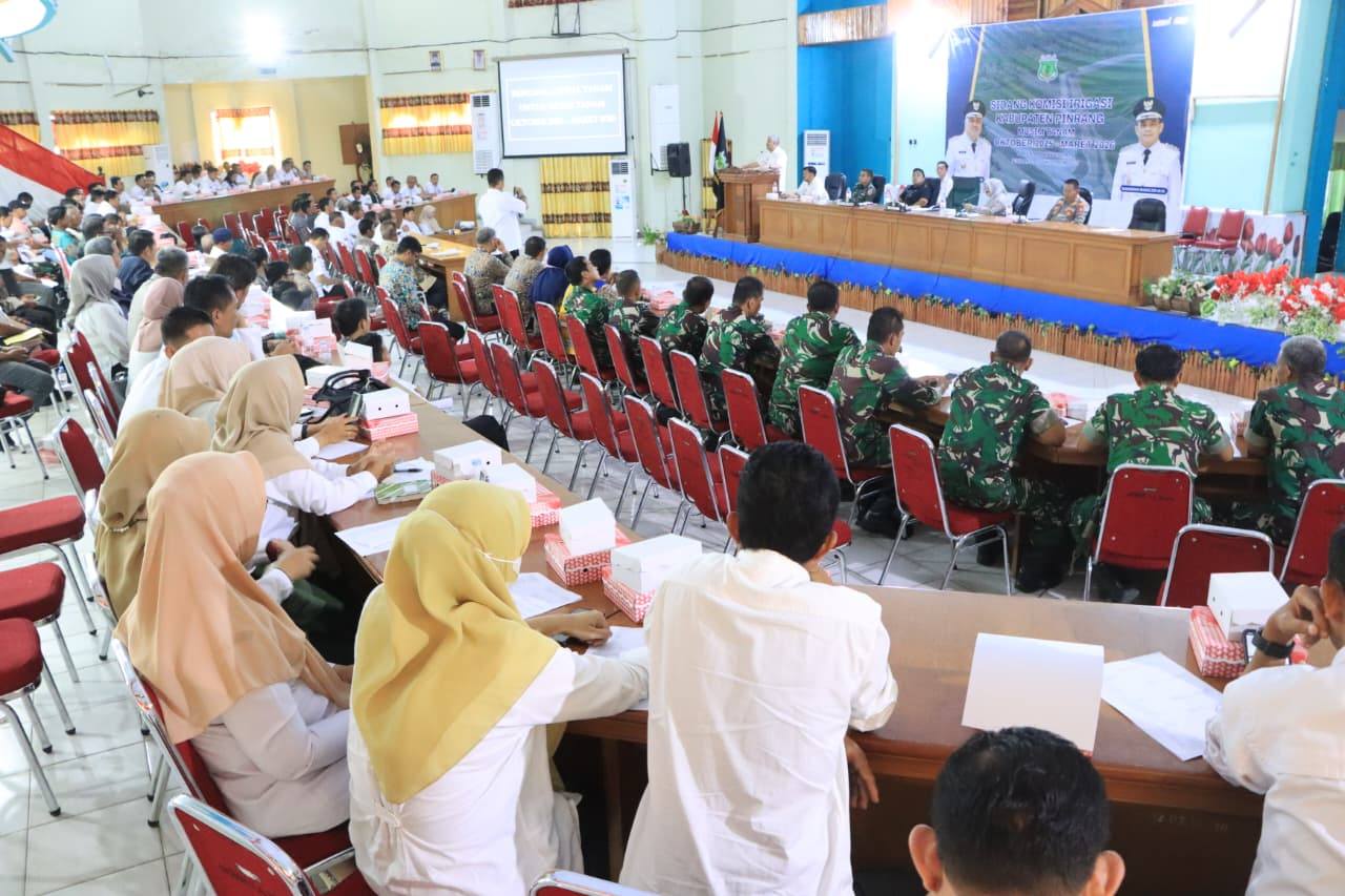 Bupati Pinrang Irwan Hamid memimpin Sidang Komisi Irigasi Musim Tanam 2025-2026. Fokus pada pengelolaan irigasi strategis dan kolaborasi TNI/Polri untuk perawatan saluran