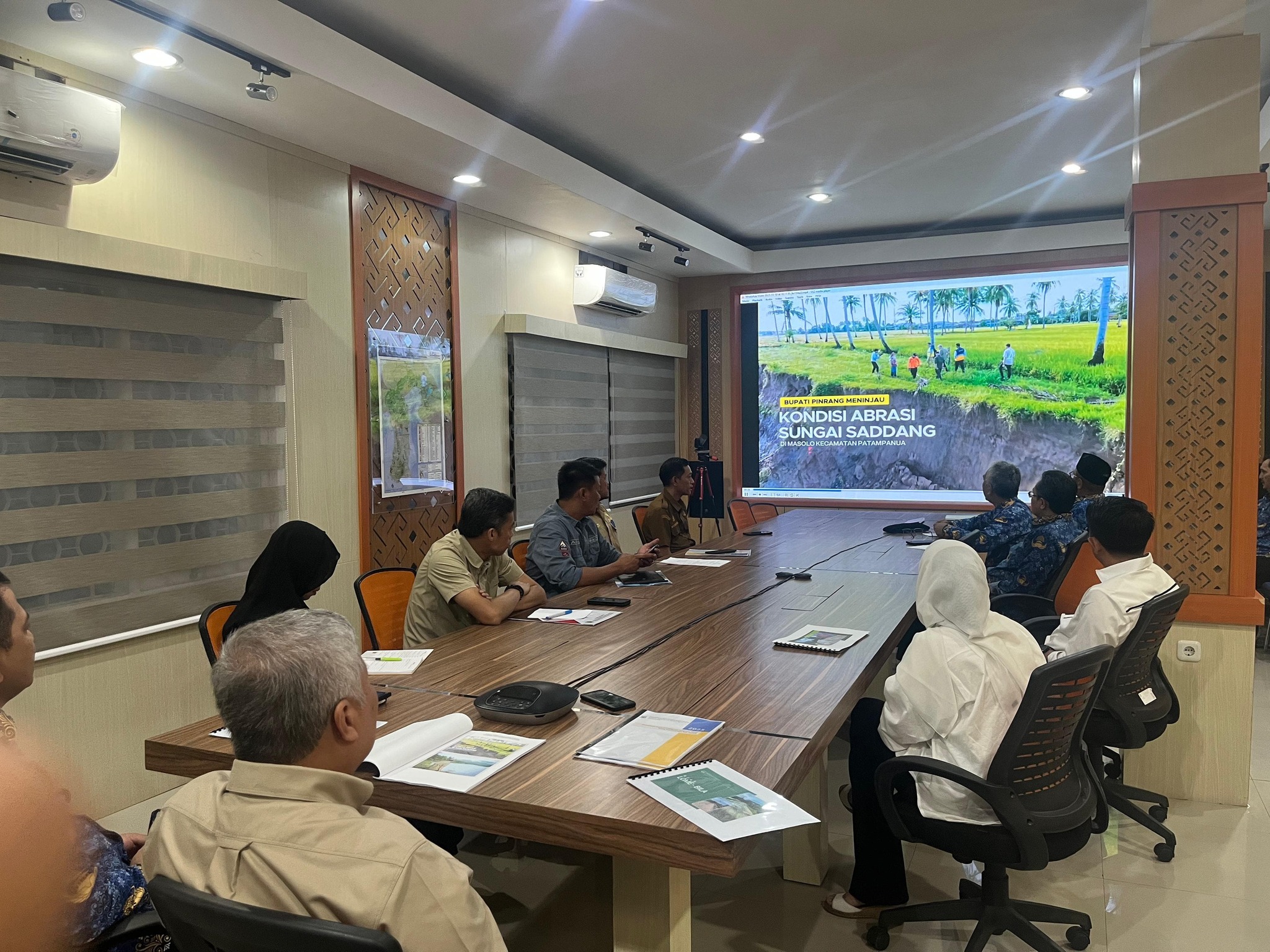 Bupati Pinrang H.A. Irwan Hamid tinjau kritis abrasi irigasi Patampanua dan jalan Lome-Batulappa yang rusak parah. Pemkab Pinrang harap BBWS Pompengan-Jeneberang segera ambil langkah konkret.