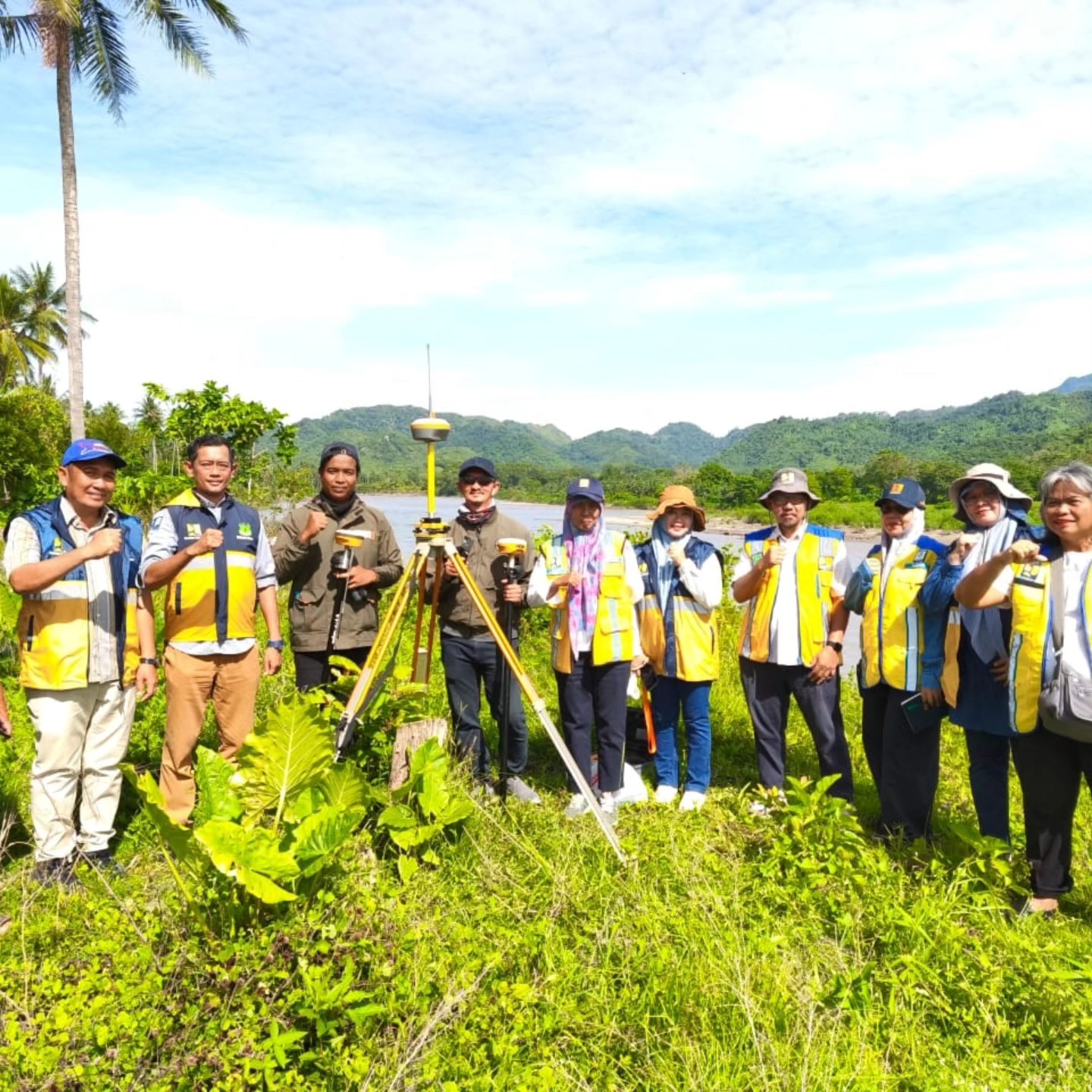 Kolaborasi Dinas SDABK Pinrang dan BBWSPJ lakukan survei desain dan pengukuran hidromatik (12-13/11/2025) untuk mitigasi abrasi tanggul Sungai Saddang di Desa Teppo dan Masolo.