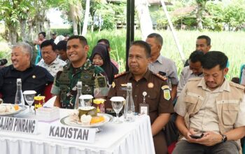 Bupati Pinrang Andi Irwan Hamid dampingi Plt Kadis SDABK ikuti vicon dengan Kasad Jenderal TNI Maruli Simanjuntak, membahas pengairan pertanian terpusat di Pinrang, Kamis (13/11/2025).