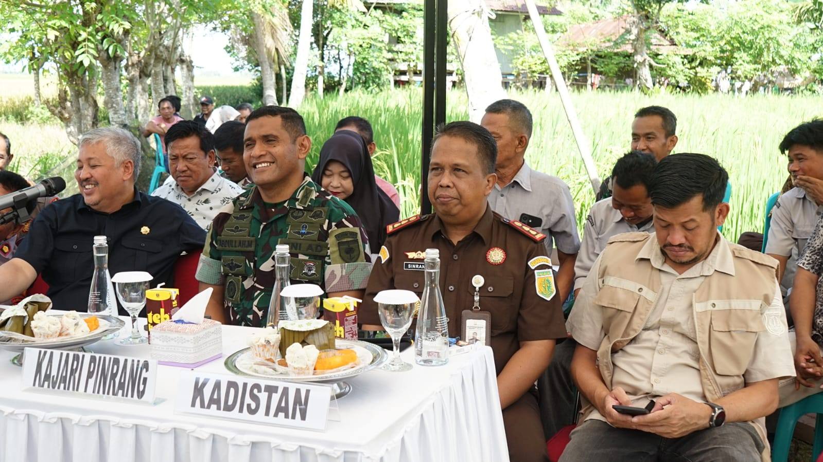 Bupati Pinrang Andi Irwan Hamid dampingi Plt Kadis SDABK ikuti vicon dengan Kasad Jenderal TNI Maruli Simanjuntak, membahas pengairan pertanian terpusat di Pinrang, Kamis (13/11/2025).