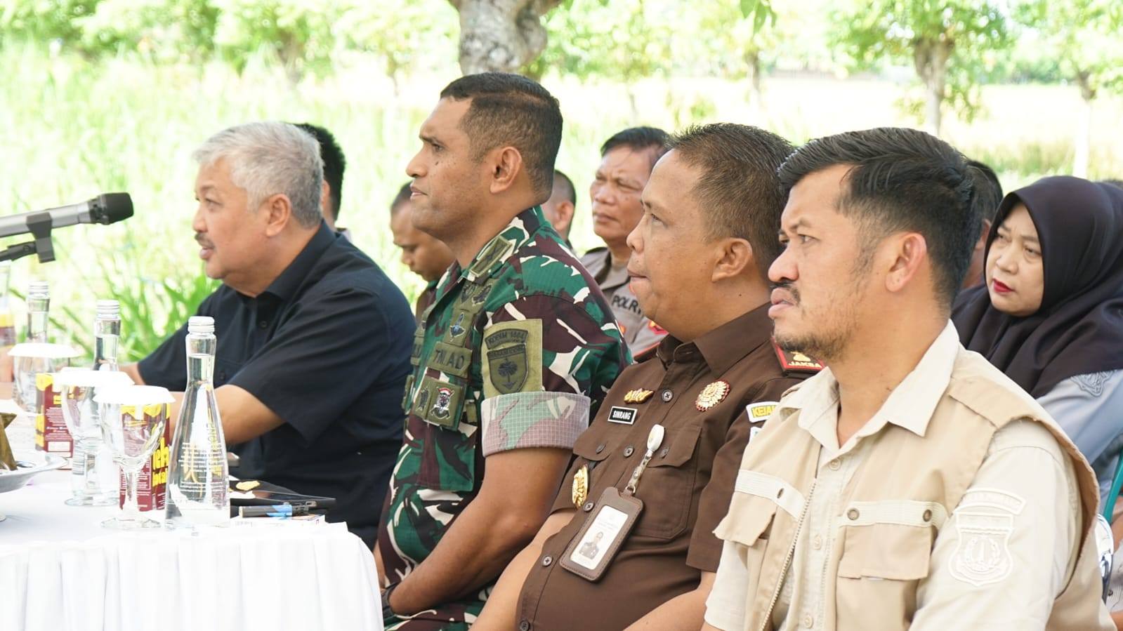 Bupati Pinrang Andi Irwan Hamid dampingi Plt Kadis SDABK ikuti vicon dengan Kasad Jenderal TNI Maruli Simanjuntak, membahas pengairan pertanian terpusat di Pinrang, Kamis (13/11/2025)