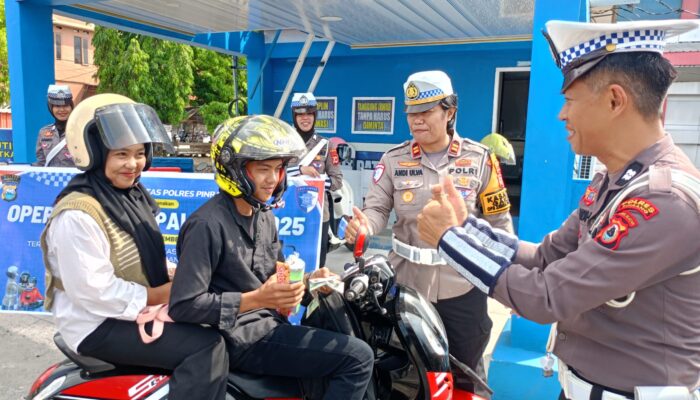 Operasi Zebra Pallawa di Pinrang, Petugas Bagikan Helm dan Coklat ke Pengendara