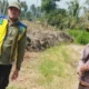 Pelaksana Tugas Kepala Dinas SDA-BK Pinrang, Andi Sinapati Rudi, memimpin pemantauan pengerukan sedimentasi di saluran sekunder Sikkuala, Ongkoe. Upaya ini dilakukan untuk meningkatkan kelancaran irigasi di Kecamatan Cempa dan Mattiro Sompe demi mendukung produktivitas pertanian - ANGINDAI.COM