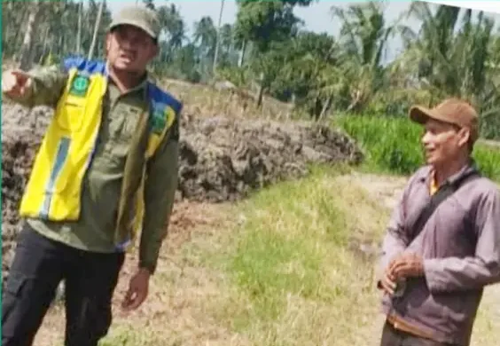 Pelaksana Tugas Kepala Dinas SDA-BK Pinrang, Andi Sinapati Rudi, memimpin pemantauan pengerukan sedimentasi di saluran sekunder Sikkuala, Ongkoe. Upaya ini dilakukan untuk meningkatkan kelancaran irigasi di Kecamatan Cempa dan Mattiro Sompe demi mendukung produktivitas pertanian - ANGINDAI.COM
