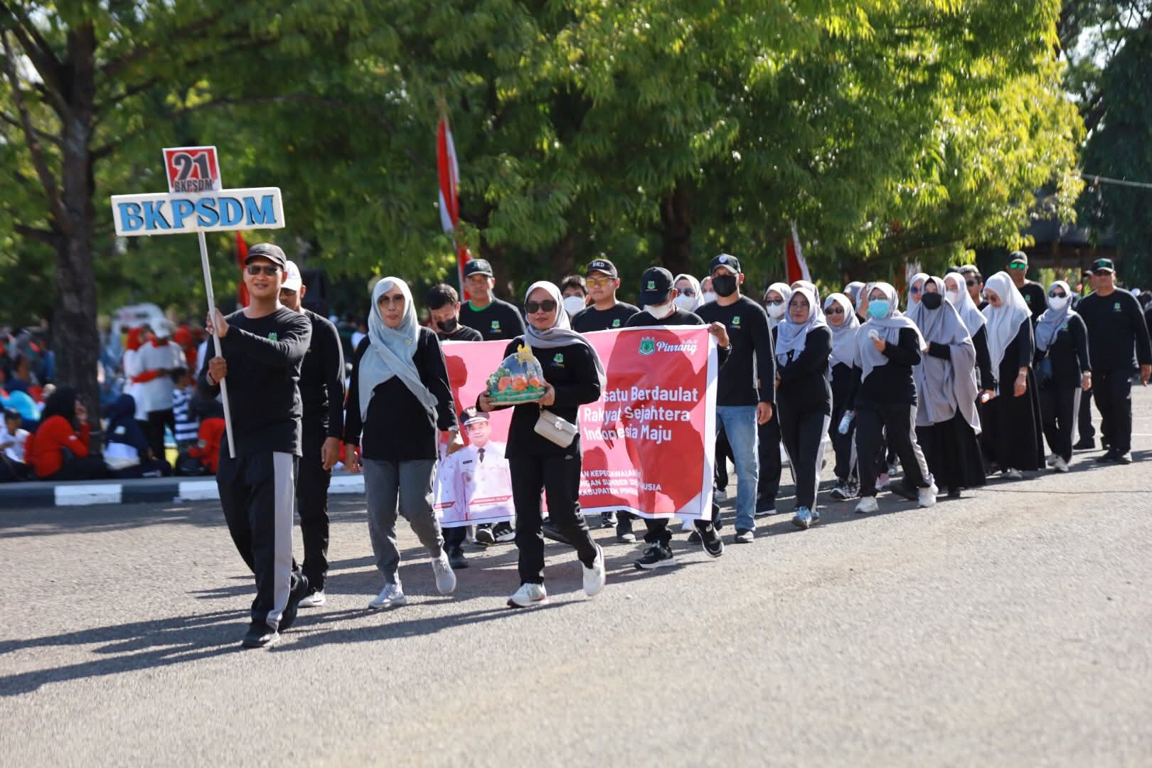 Kepala BKPSDM Pinrang, Abd Rahman tampil langsung memimpin Tim Devile. Dengan komando penuh wibawa, ia memandu barisan BKPSDM Pinrang untuk tampil kompak dan percaya diri sepanjang rute devile