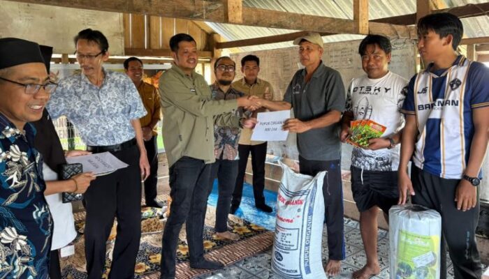 Kadis TPHP Salurkan Bantuan Saprodi Cabai Rawit, Perkuat Ketahanan Pangan dan Kendalikan Inflasi