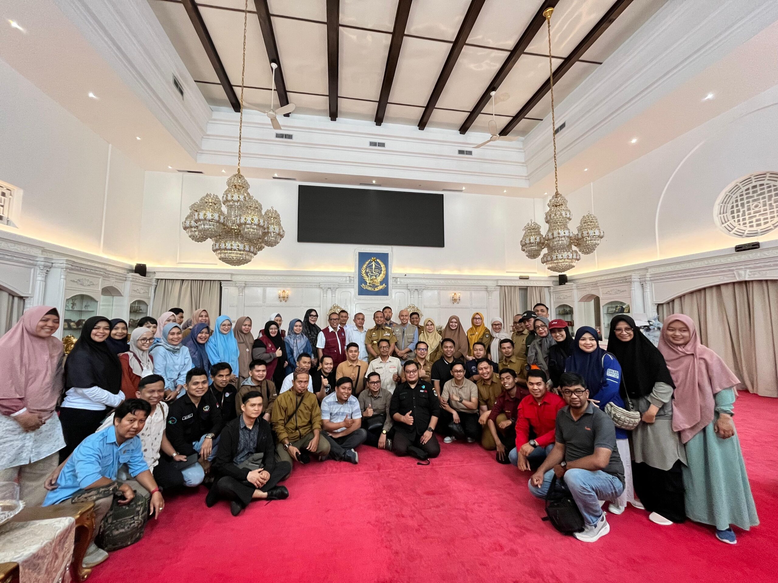 Gubernur Sulawesi Selatan, Andi Sudirman Sulaiman, secara resmi melepas tim medis relawan yang akan bertugas dalam misi kemanusiaan untuk korban bencana banjir di Kabupaten Aceh Tamiang, Provinsi Aceh